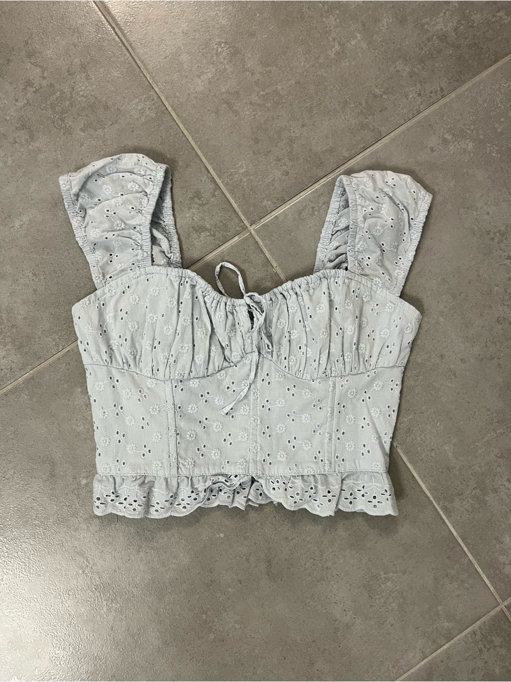 Hollister cropped eyelet top. Size xxs.